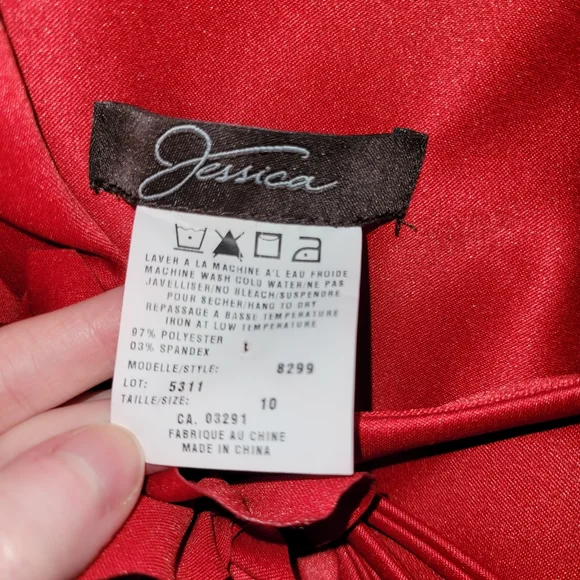 Red dress - Picture 2 of 2